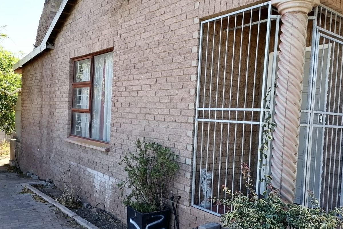 2 BEDROOM HOUSE ON A LARGE PLOT - Photo 3