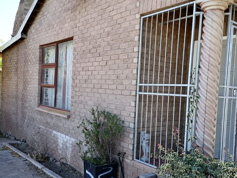2 BEDROOM HOUSE ON A LARGE PLOT - Photo 3