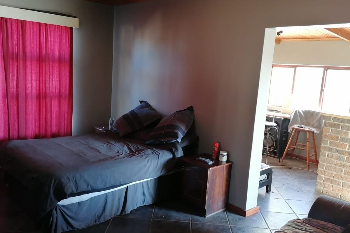 2 BEDROOM HOUSE ON A LARGE PLOT - Photo 5