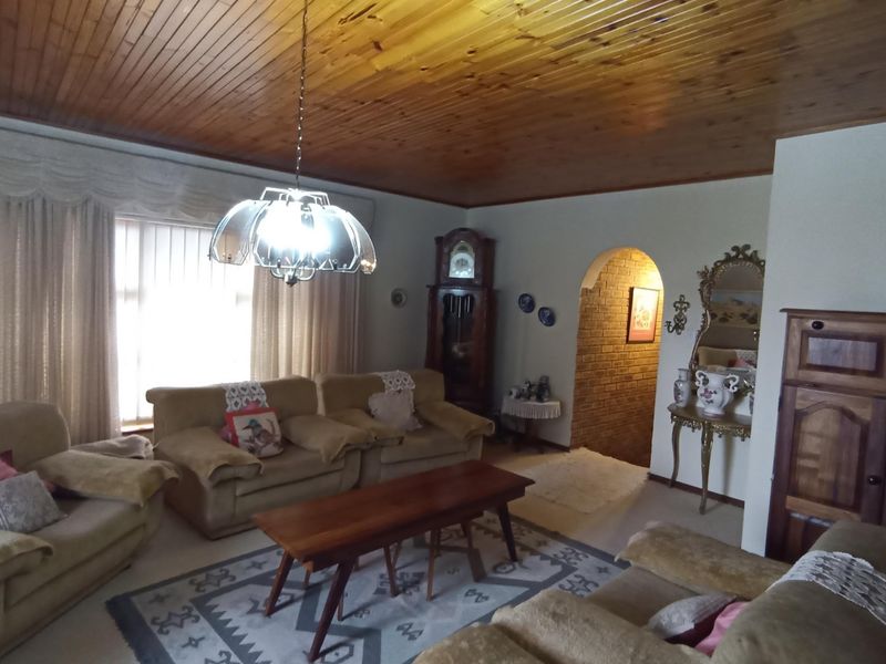 EXQUISITE FAMILY HOME - Photo 3