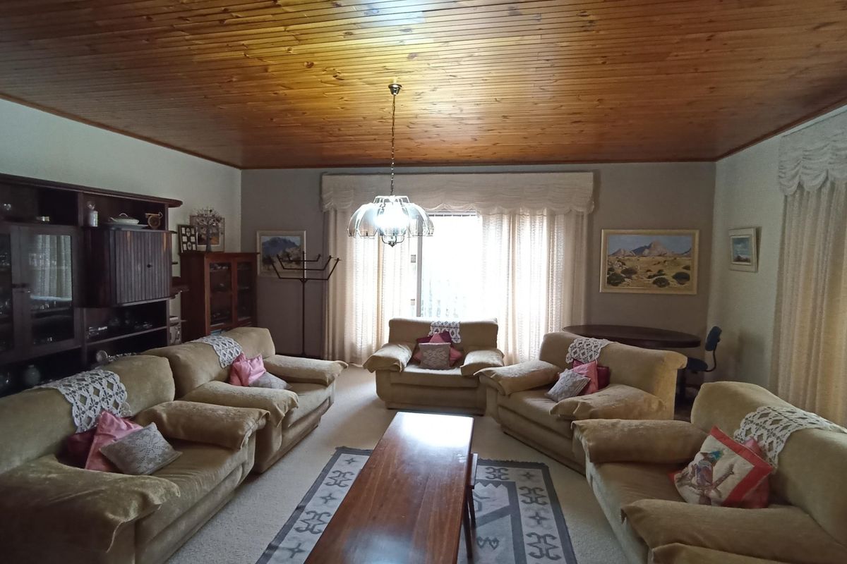 EXQUISITE FAMILY HOME - Photo 2