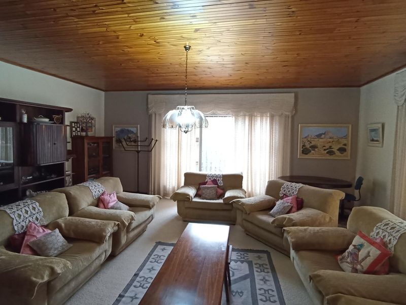 EXQUISITE FAMILY HOME - Photo 2