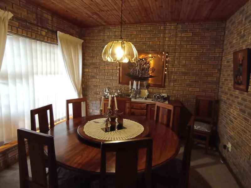 EXQUISITE FAMILY HOME - Photo 7