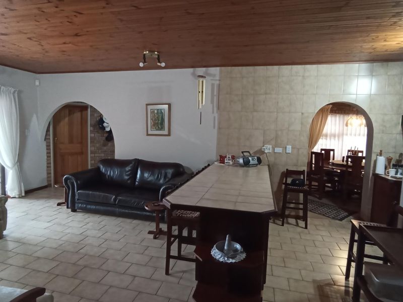 EXQUISITE FAMILY HOME - Photo 6