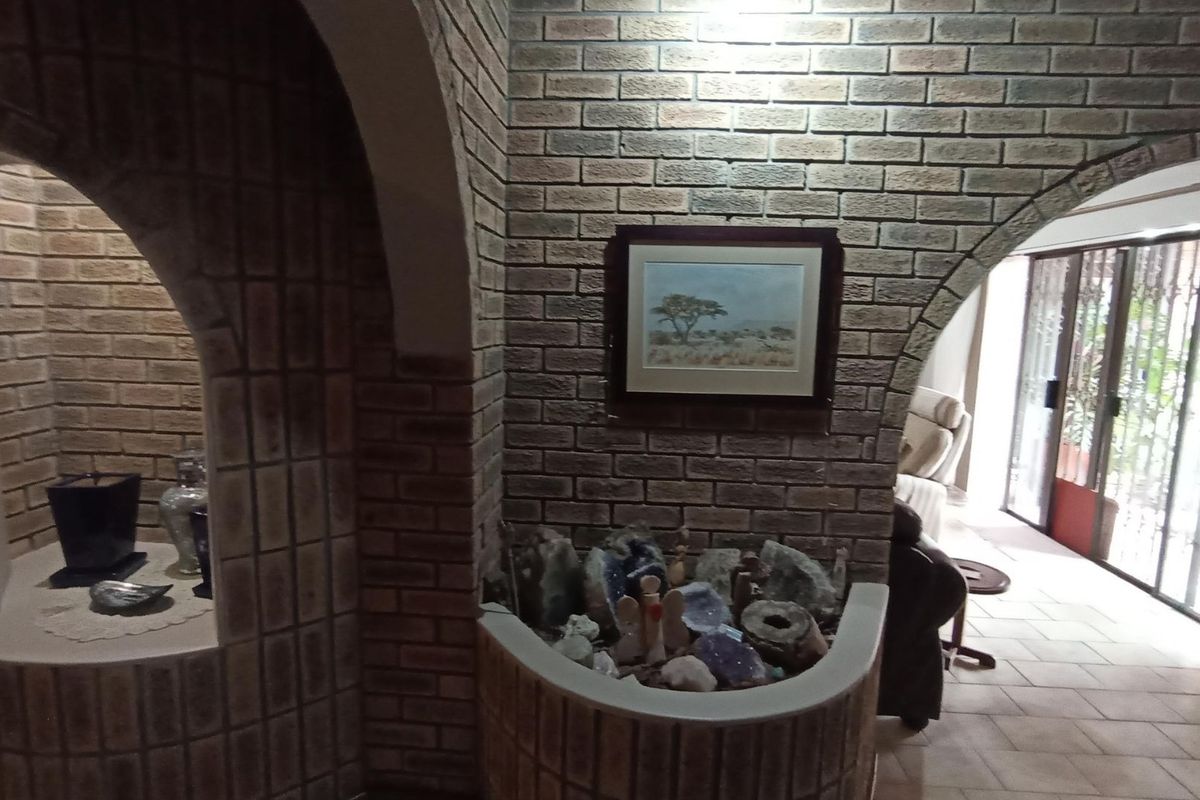 EXQUISITE FAMILY HOME - Photo 5