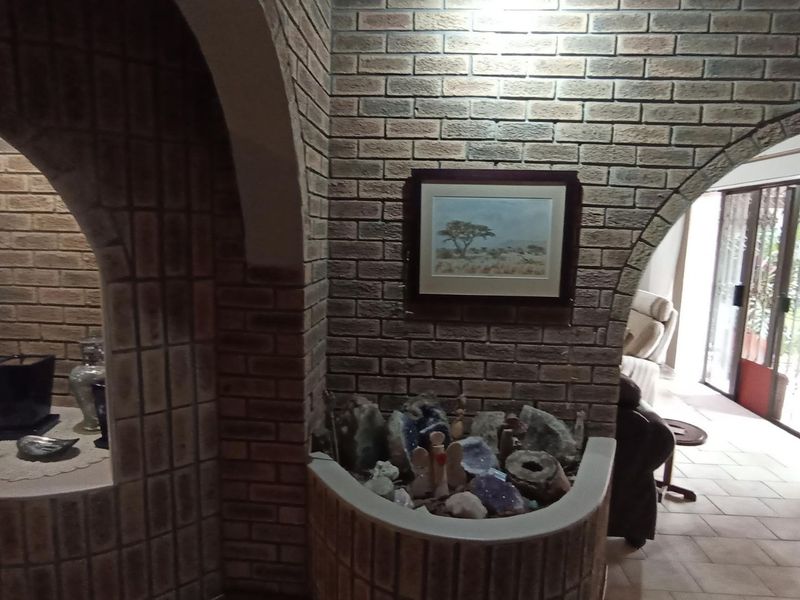 EXQUISITE FAMILY HOME - Photo 5