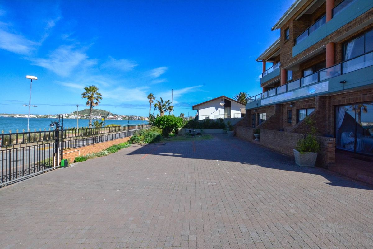 Spacious Seafront Property with Luxurious Amenities. - Photo 4