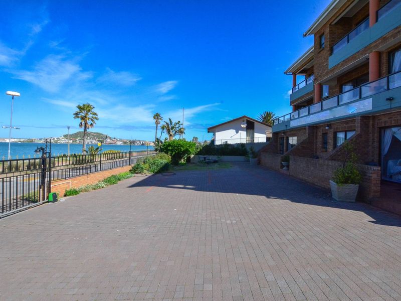 Spacious Seafront Property with Luxurious Amenities. - Photo 4