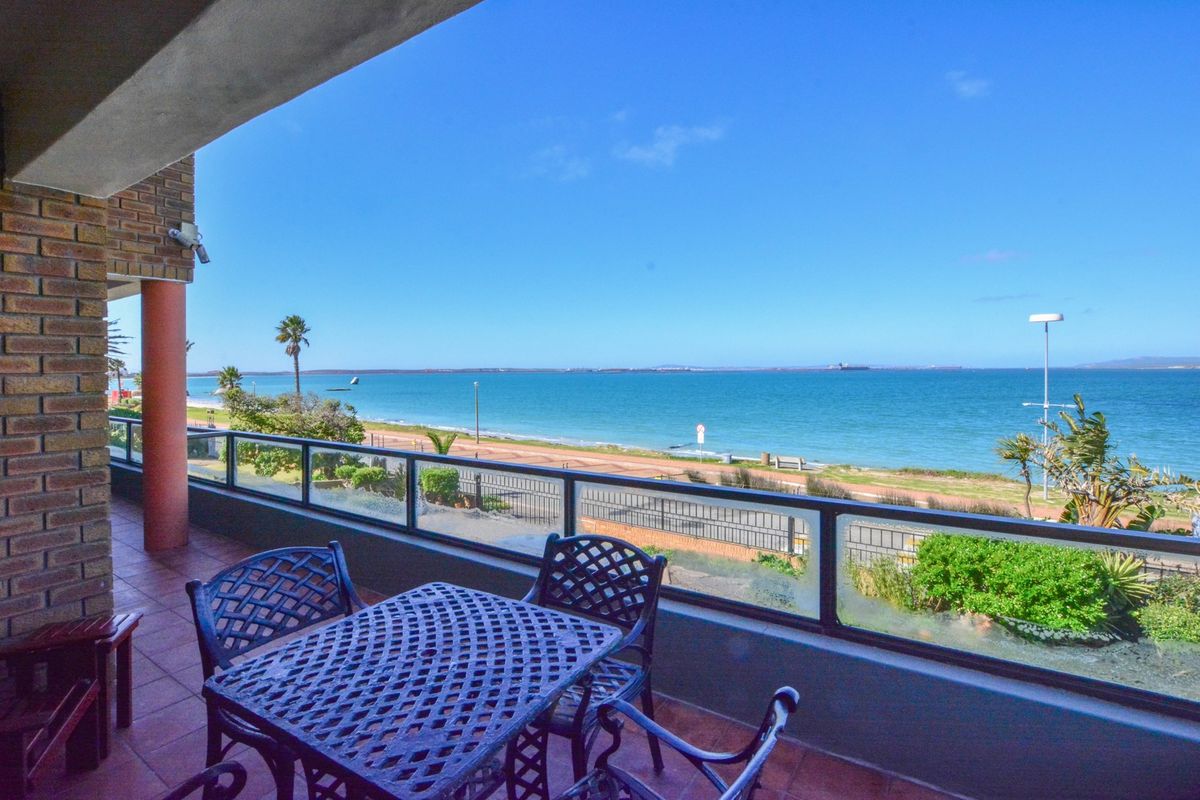 Spacious Seafront Property with Luxurious Amenities. - Photo 2