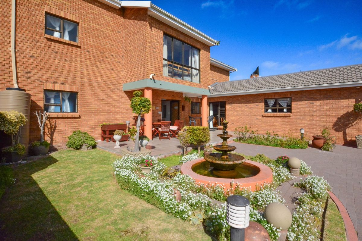 Spacious Seafront Property with Luxurious Amenities. - Photo 5