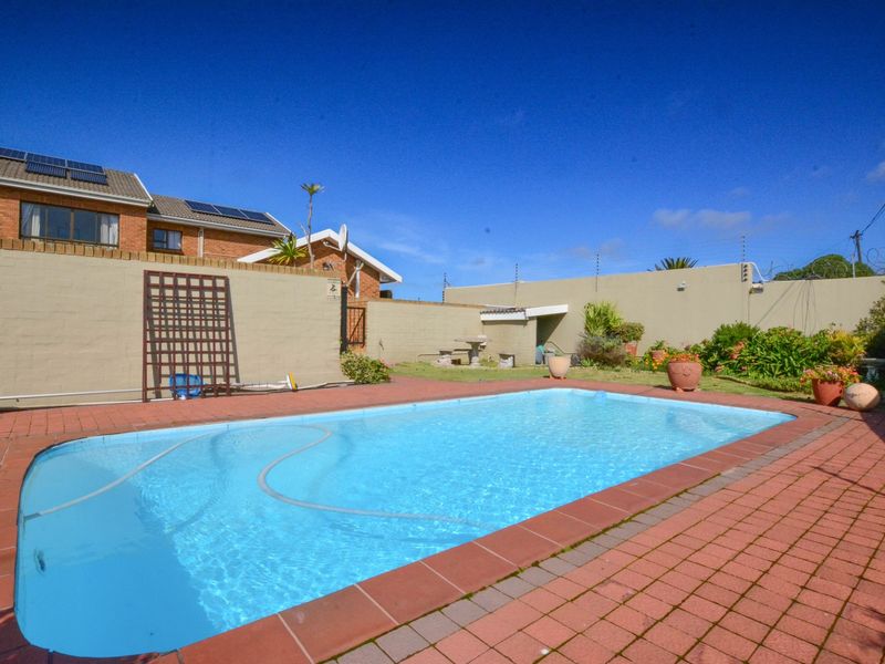 Spacious Seafront Property with Luxurious Amenities. - Photo 10