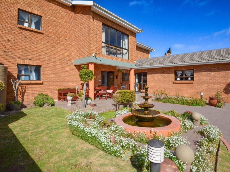 Spacious Seafront Property with Luxurious Amenities. - Photo 9