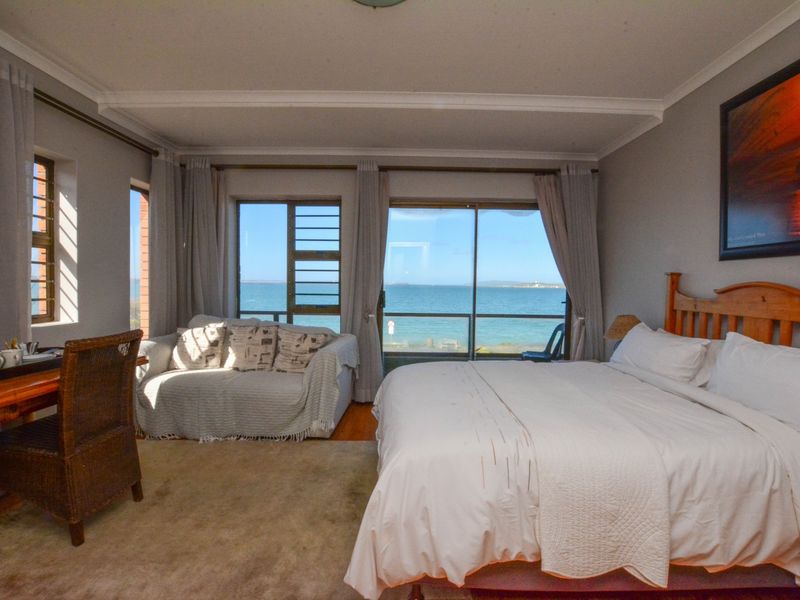 Spacious Seafront Property with Luxurious Amenities. - Photo 8
