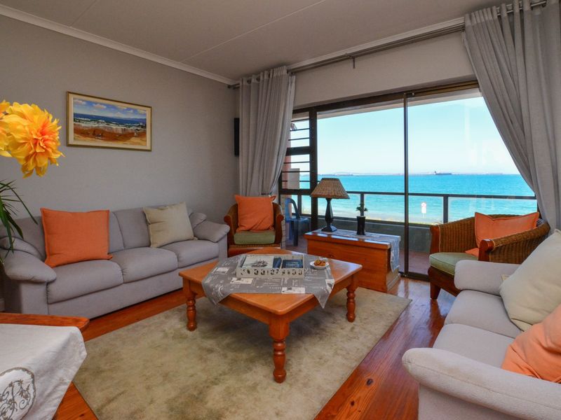 Spacious Seafront Property with Luxurious Amenities. - Photo 7