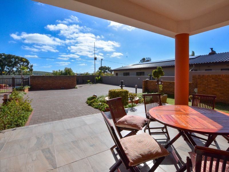 Spacious Seafront Property with Luxurious Amenities. - Photo 6