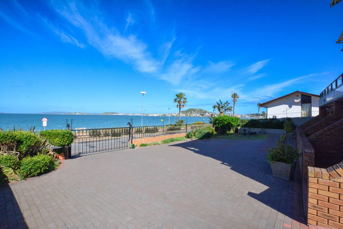 Spacious Seafront Property with Luxurious Amenities. - Photo 3
