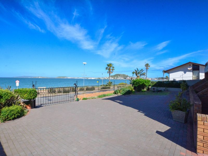 Spacious Seafront Property with Luxurious Amenities. - Photo 3