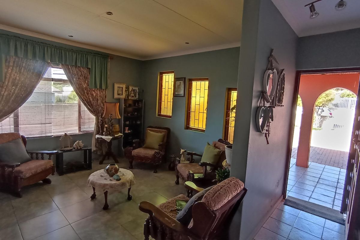 NEAT 3 BEDROOM HOUSE WITH LOTS OF HIDDEN FEATURES - Photo 3