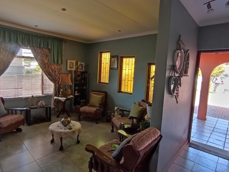 NEAT 3 BEDROOM HOUSE WITH LOTS OF HIDDEN FEATURES - Photo 3