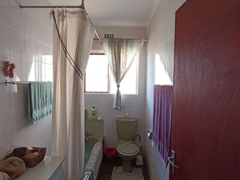 NEAT 3 BEDROOM HOUSE WITH LOTS OF HIDDEN FEATURES - Photo 10