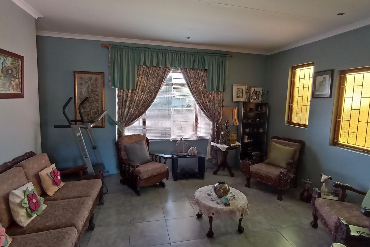 NEAT 3 BEDROOM HOUSE WITH LOTS OF HIDDEN FEATURES - Photo 2