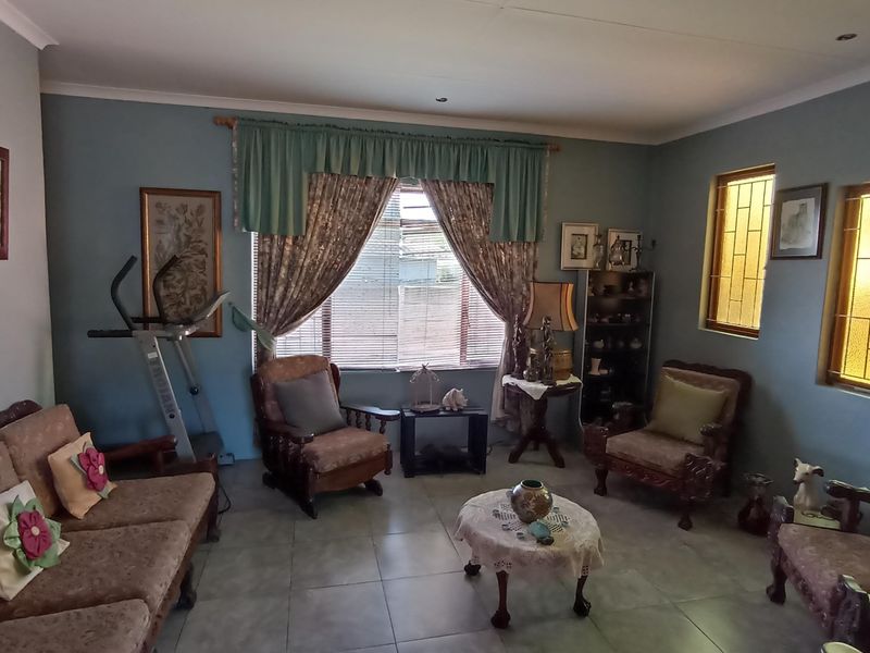 NEAT 3 BEDROOM HOUSE WITH LOTS OF HIDDEN FEATURES - Photo 2