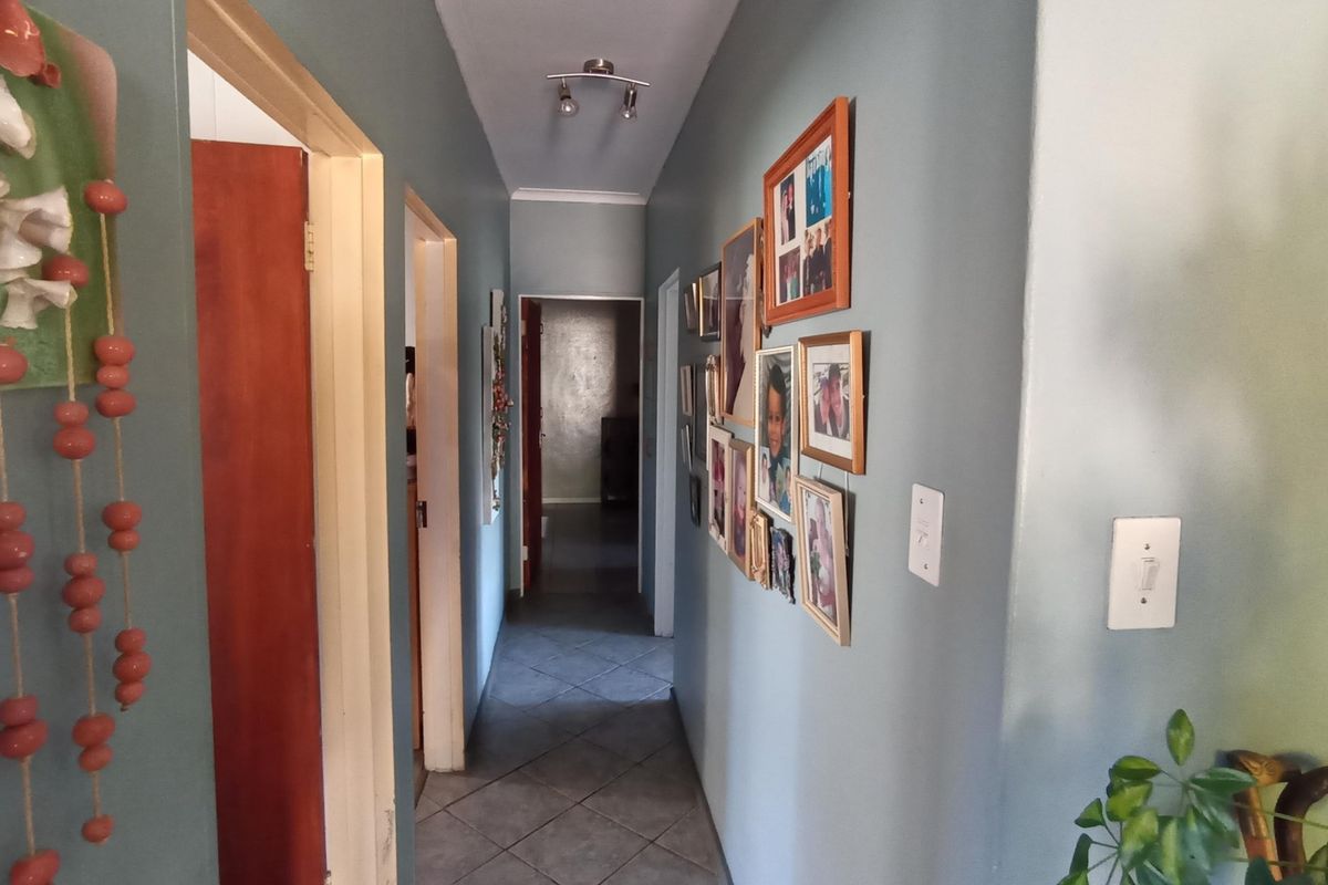 NEAT 3 BEDROOM HOUSE WITH LOTS OF HIDDEN FEATURES - Photo 4