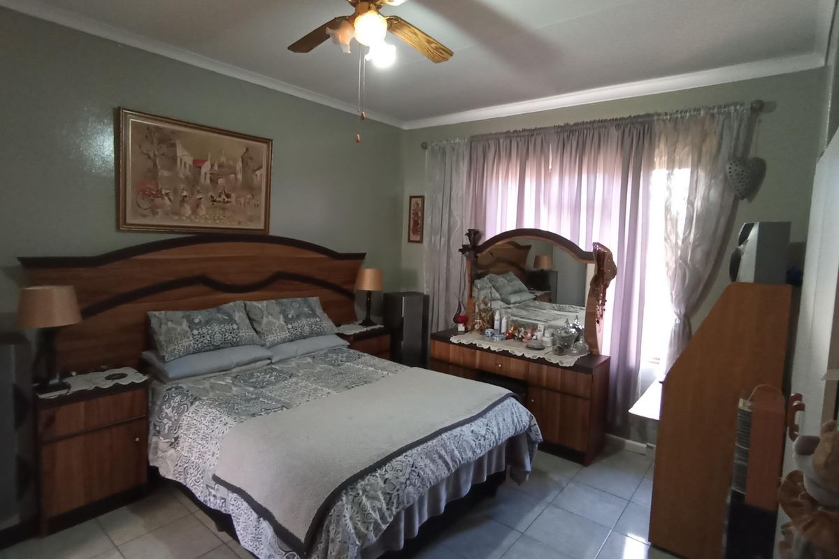 NEAT 3 BEDROOM HOUSE WITH LOTS OF HIDDEN FEATURES - Photo 5