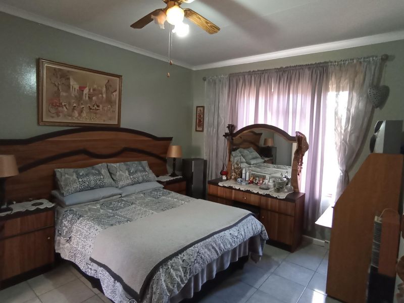 NEAT 3 BEDROOM HOUSE WITH LOTS OF HIDDEN FEATURES - Photo 5
