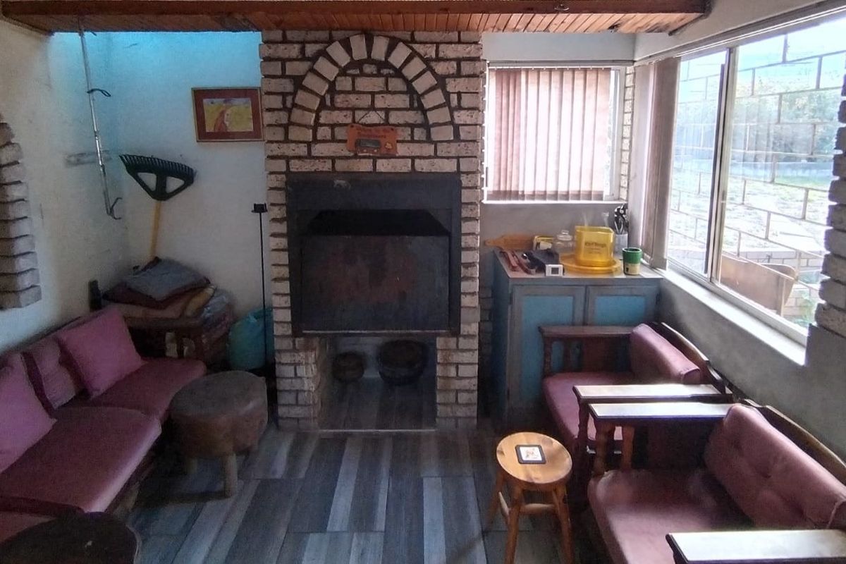 NEAT FAMILY HOME ON A LARGE STAND - Photo 5