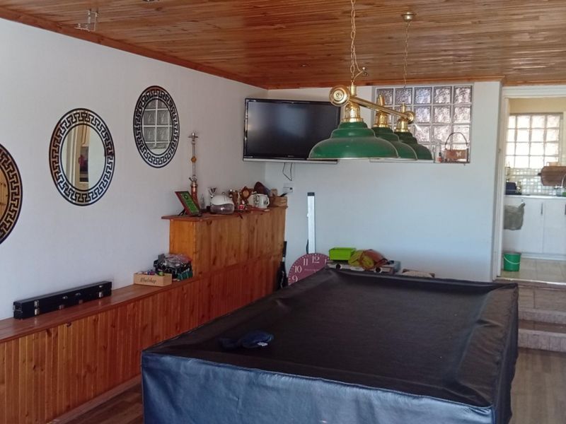 SPACIOUS 4 BEDROOM FACEBRICK HOUSE - Photo 10