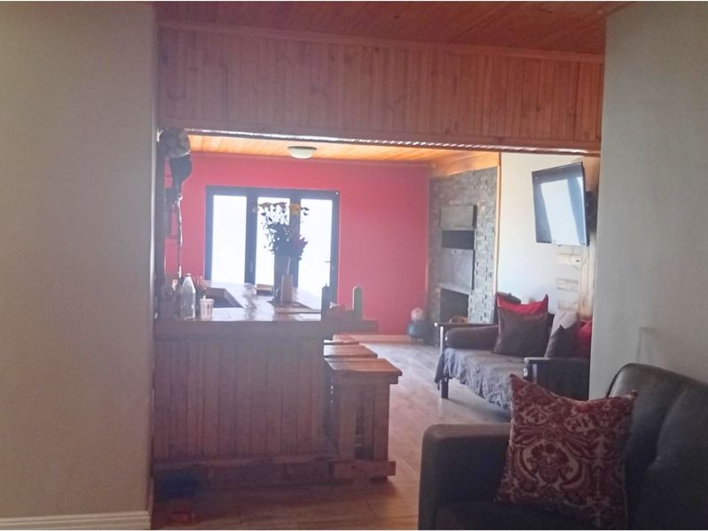 SPACIOUS 4 BEDROOM FACEBRICK HOUSE - Photo 6