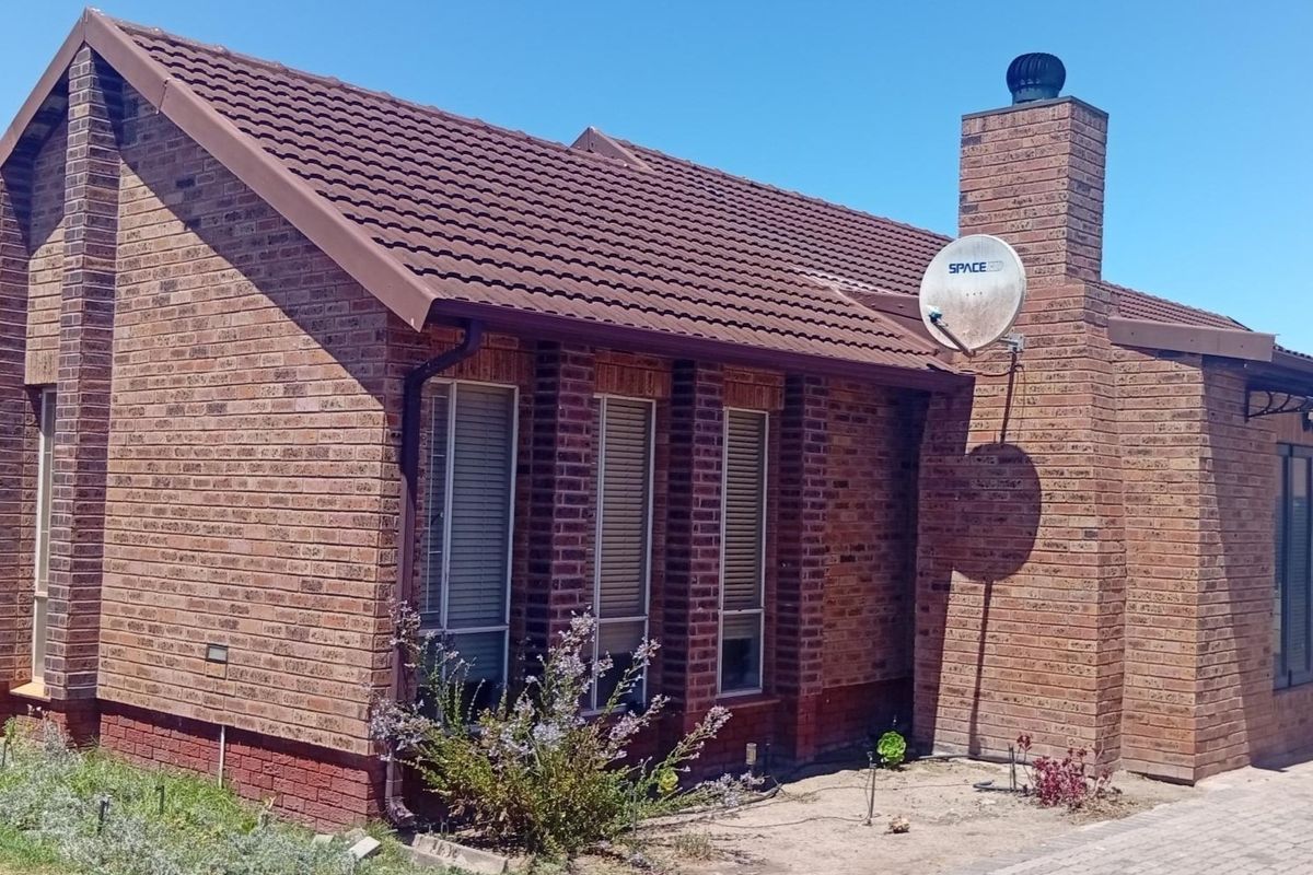 SPACIOUS 4 BEDROOM FACEBRICK HOUSE - Photo 2