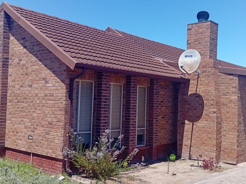 SPACIOUS 4 BEDROOM FACEBRICK HOUSE - Photo 2