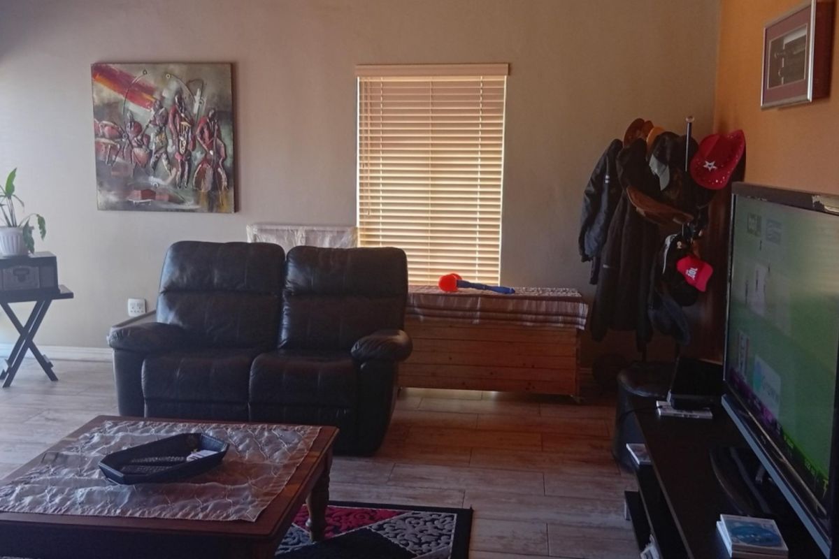 SPACIOUS 4 BEDROOM FACEBRICK HOUSE - Photo 4