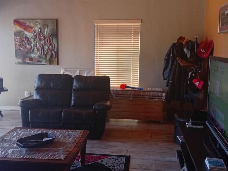 SPACIOUS 4 BEDROOM FACEBRICK HOUSE - Photo 4