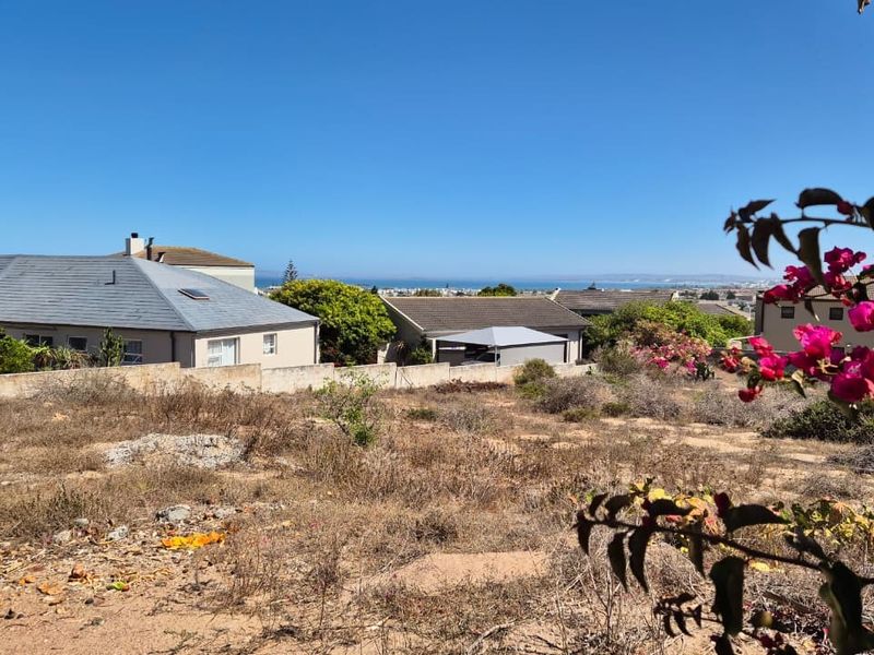 A view of the surrounding residential neighborhood and distant coastal landscape from the vacant residential plot.