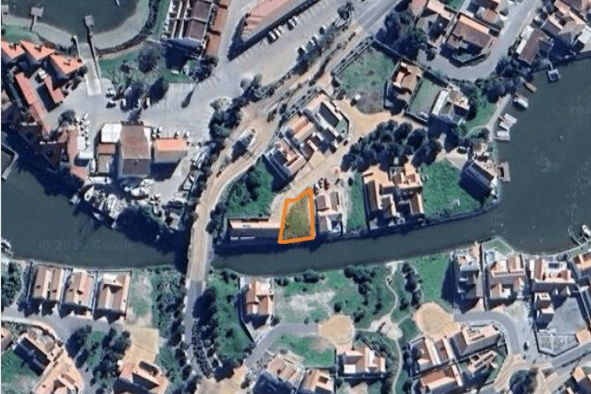 Aerial view of a vacant residential land parcel situated in a waterfront estate, highlighting its location and surrounding neighborhood context.