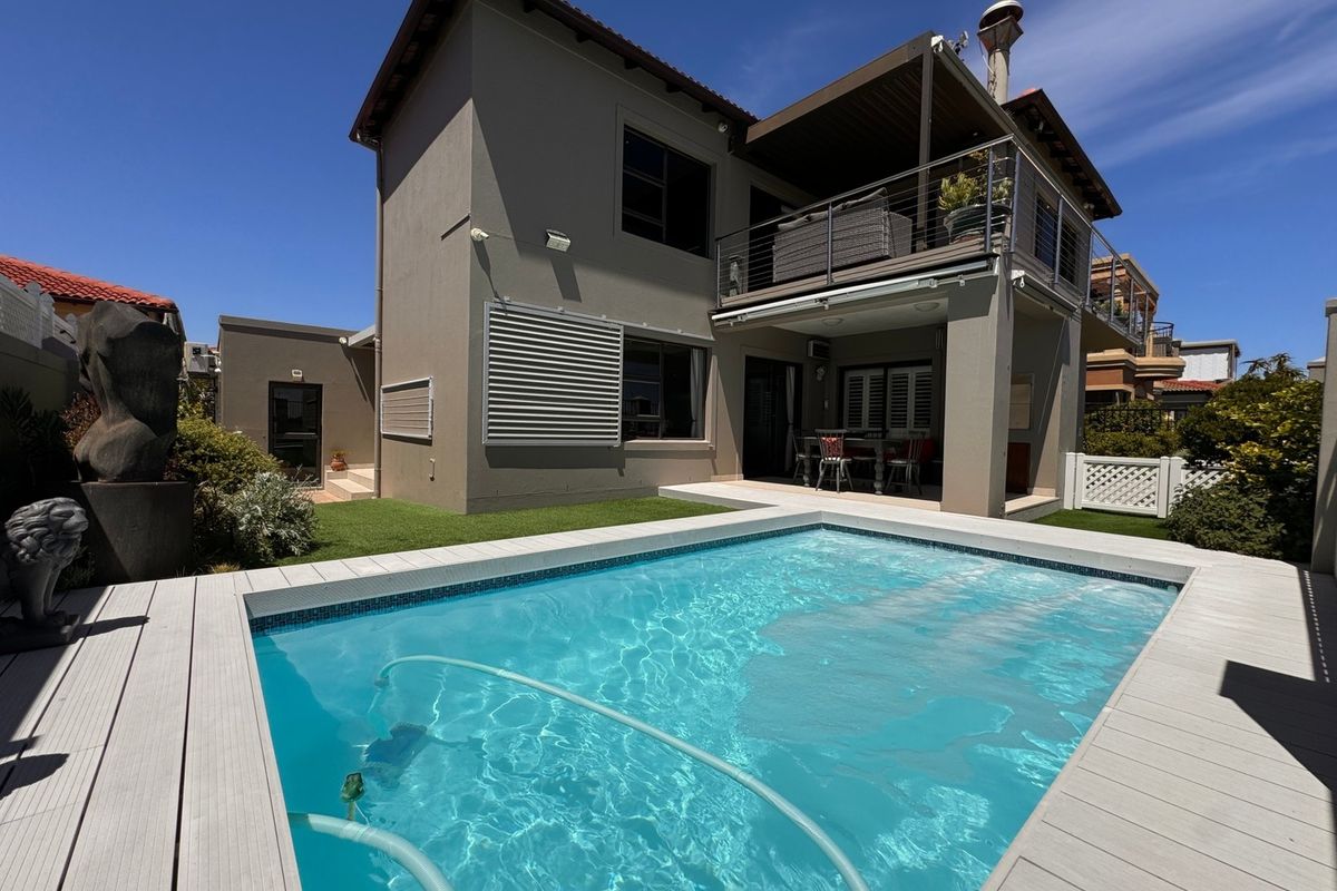 DESIGNED WITH DISTINCTION - Photo 2