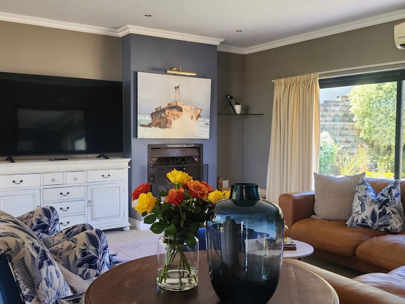 The Height of Luxury | Exquisite 4-Bedroom Masterpiece - Photo 8