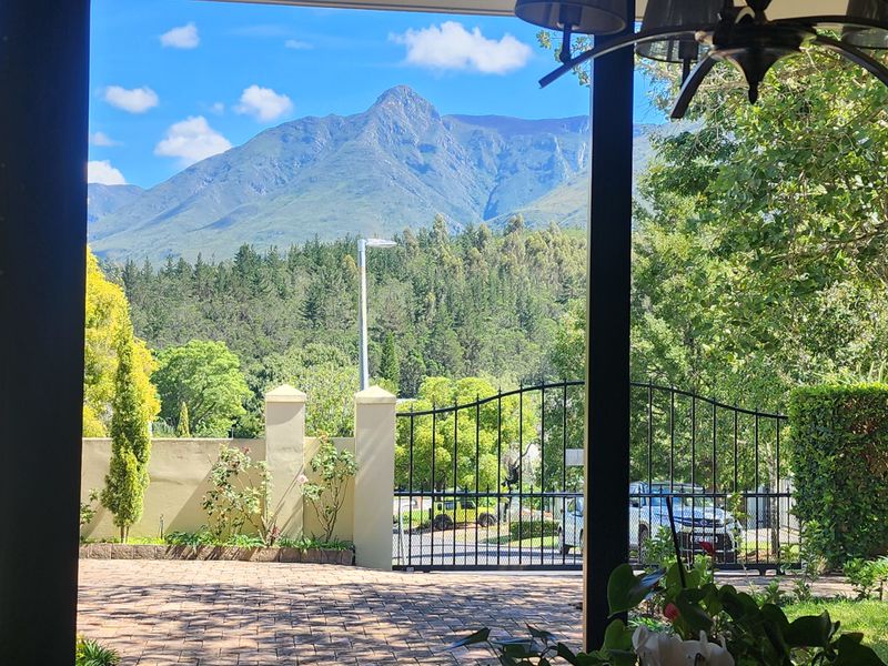 The Height of Luxury | Exquisite 4-Bedroom Masterpiece - Photo 3