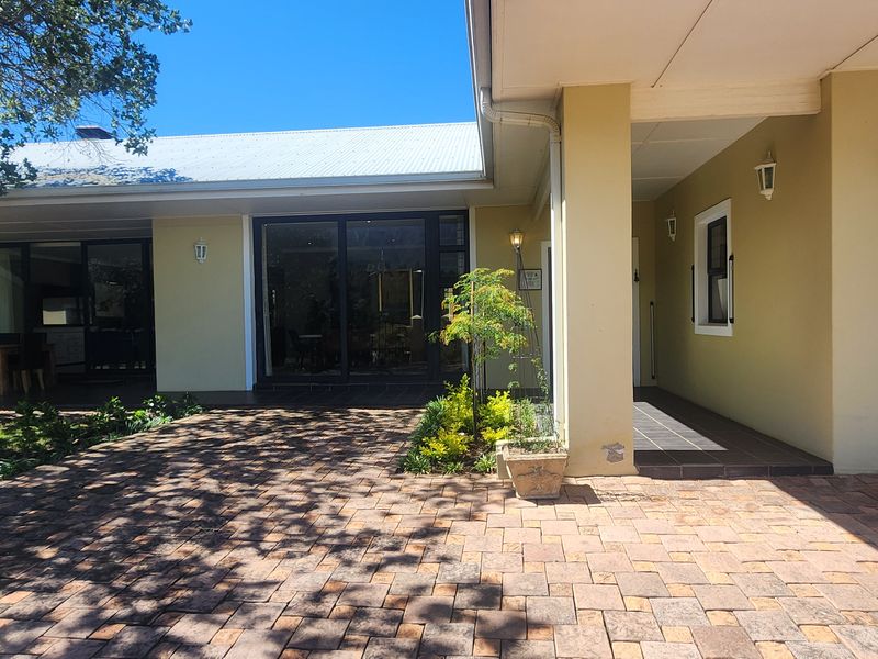 The Height of Luxury | Exquisite 4-Bedroom Masterpiece - Photo 2