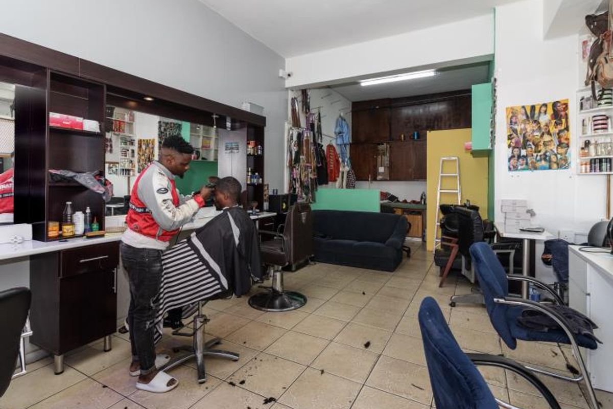 Flats and shops - Photo 4