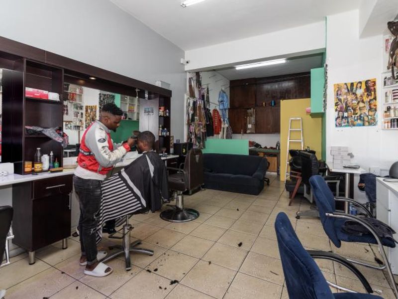 Flats and shops - Photo 4