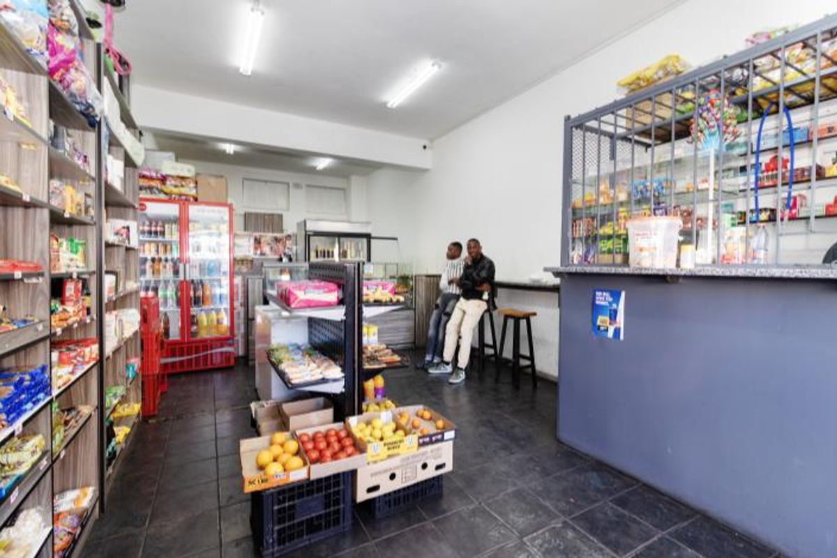 Flats and shops - Photo 3