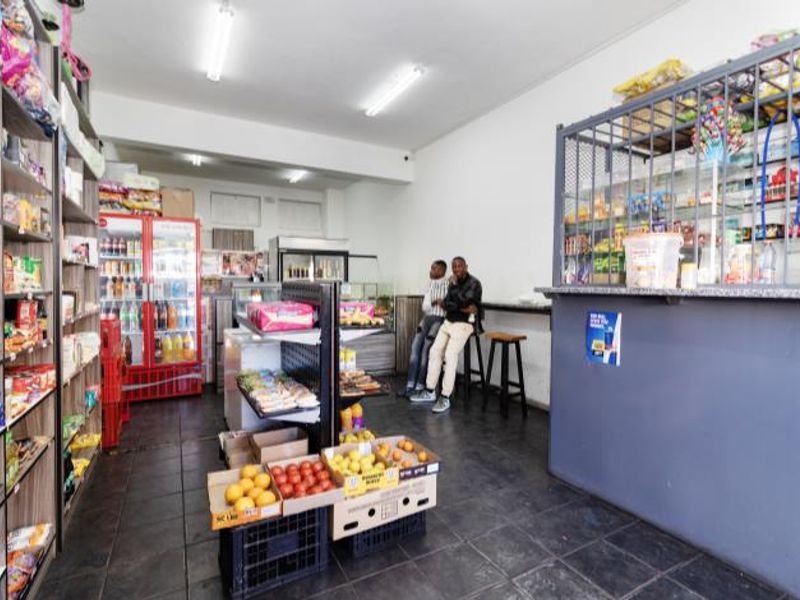 Flats and shops - Photo 3