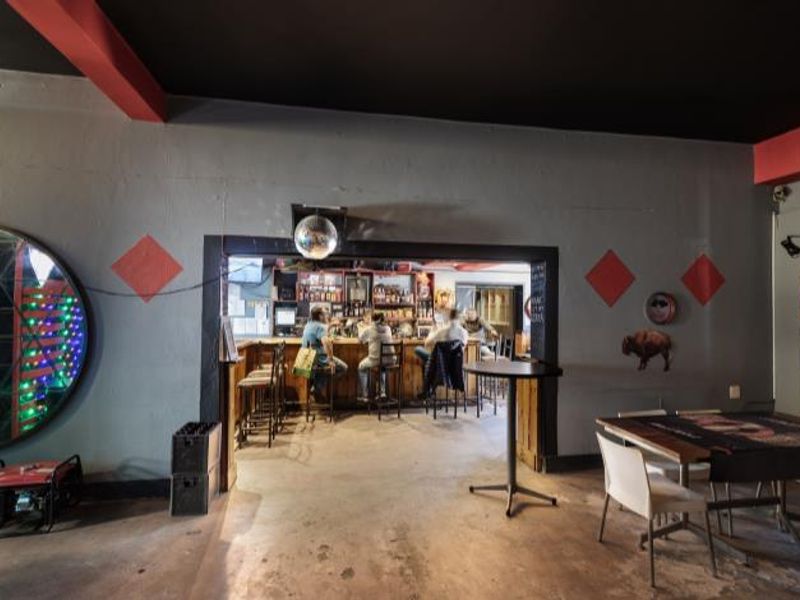 Flats and shops - Photo 5