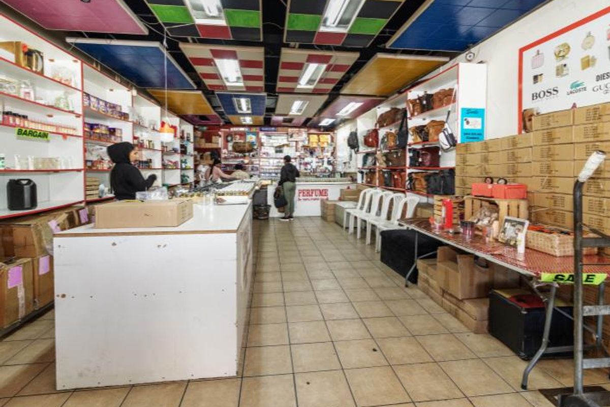 Flats and shops - Photo 2