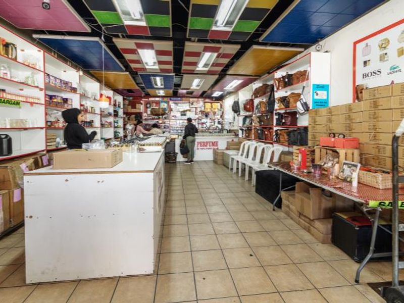 Flats and shops - Photo 2