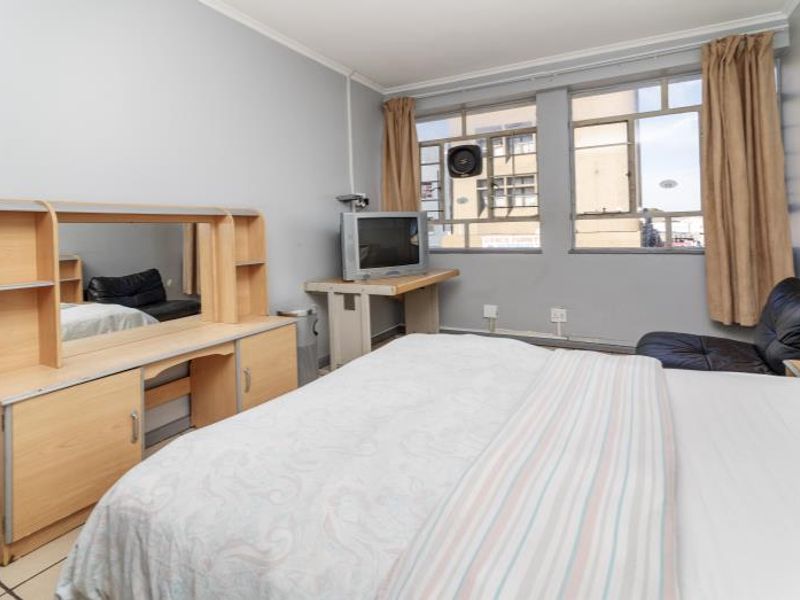 Flats and shops - Photo 9